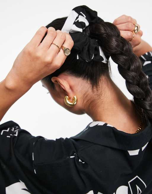 ASOS Weekend Collective - Scrunchie met monogramprint 