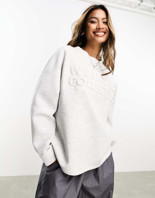 ASOS - Weekend Collective - Scuba sweater met bedrukking in reliëf in gemêleerd grijs