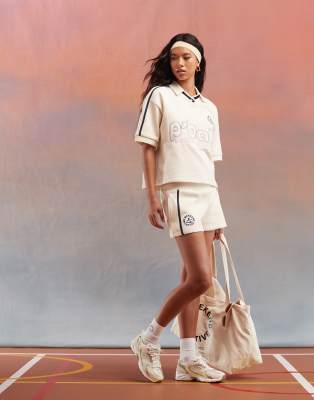 ASOS - Weekend Collective - Shorts aus schwerem Jersey in Buttermilch mit Grafik, Kombiteil-Bunt