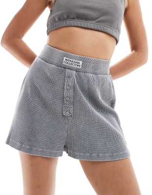 ASOS Weekend Collective - Shorts in grauer Acid-Waschung mit Boxer-Design und Waffelstruktur