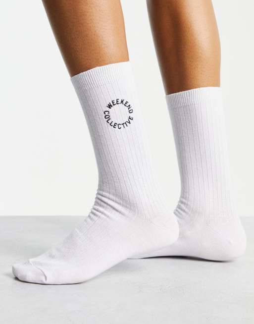 Calcetines altos blancos con logo bordado de ASOS Weekend Collective