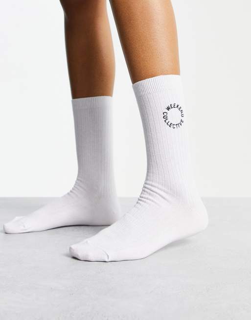 Calcetines altos blancos con logo bordado de ASOS Weekend