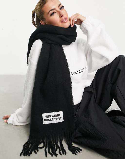 ASOS Weekend Collective - Sort vævet tørklæde med frynser og logo i fluffy materiale