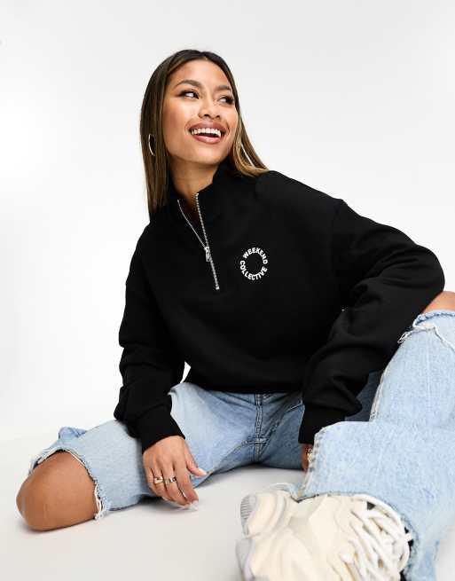 FhyzicsShops – Weekend Collective – Svart sweatshirt med halv dragkedja och rund logga