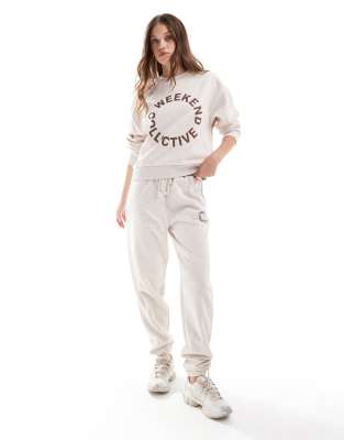 sweatpants with brown round logo in oatmeal - part of a set-Neutral