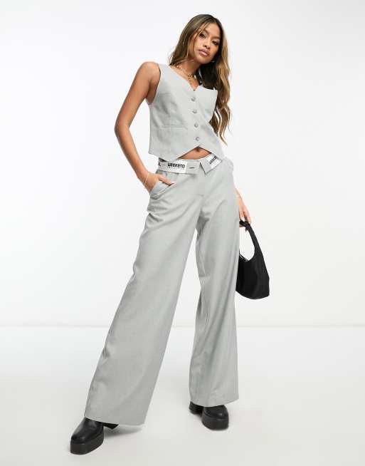 ASOS Weekend Collective – Szare dopasowane spodnie z logo w pasie