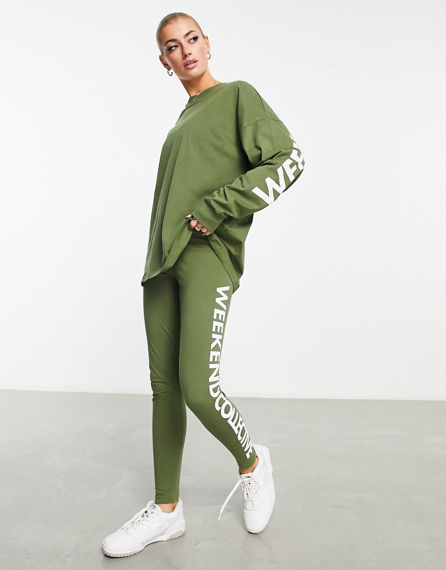 T-shirt a maniche lunghe kaki con grafica grande sul retro-Verde - ASOS WEEKEND COLLECTIVE T-shirt donna  - immagine1