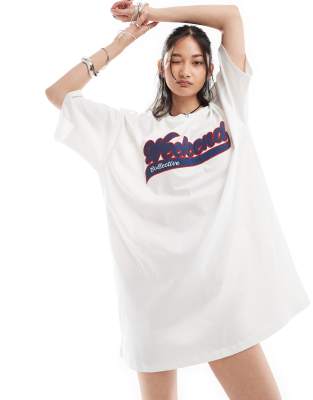 ASOS Weekend Collective - T-Shirt-Kleid in Ecru mit Oversize-Schnitt und blauem Logo-Bunt