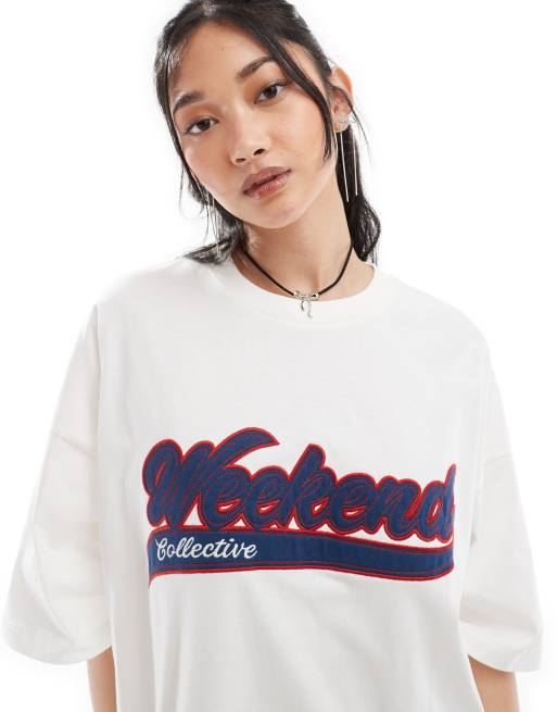 ASOS Weekend Collective – T-Shirt-Kleid in Ecru mit Oversize-Schnitt und blauem Logo, 2 von 4