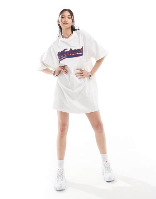 ASOS Weekend Collective – T-Shirt-Kleid in Ecru mit Oversize-Schnitt und blauem Logo, 3 von 4