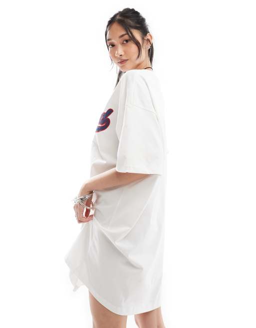 ASOS Weekend Collective – T-Shirt-Kleid in Ecru mit Oversize-Schnitt und blauem Logo, 4 von 4