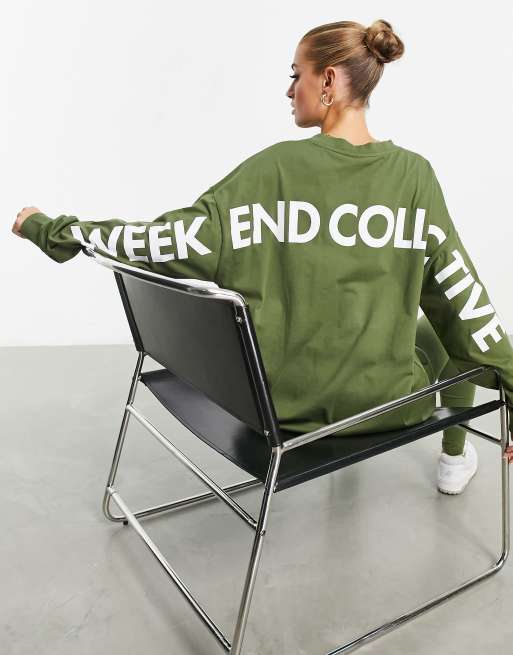 ASOS Weekend Collective - T-shirt met lange mouwen en gestapelde grafische print op de achterkant in kaki