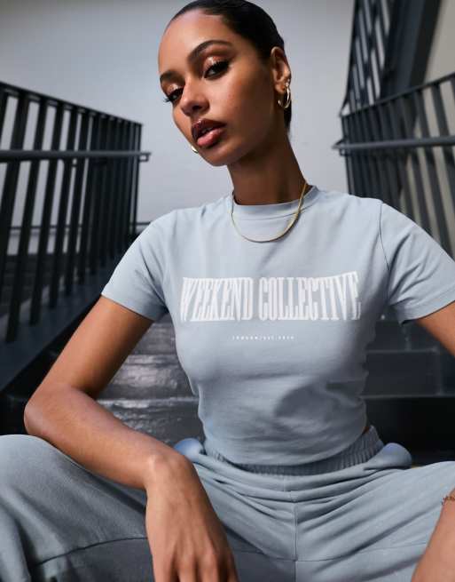 ASOS Weekend Collective - T-shirt ristretta color blu slavato con logo stile college in coordinato