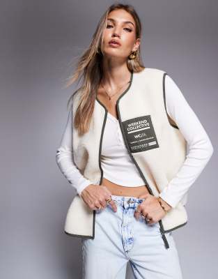 ASOS - Weekend Collective - Teddyfell-Gilet in Creme mit Nylon-Brusttasche und Details in Khaki-Bunt