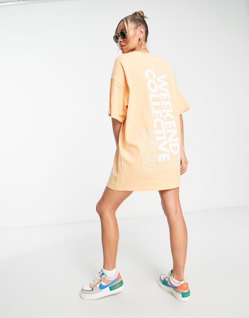 ASOS - Weekend Collective - Vestito T-shirt oversize color albicocca con grafica sul retro
