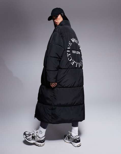 ASOS – Weekend Collective – Wattierter Maxi-Mantel in Schwarz mit Grafikprint am Rücken - view 1