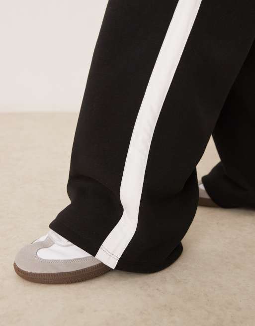 ASOS – Weit geschnittene Jogginghose in Schwarz mit farblich abgesetztem, seitlichem Bahneinsatz, Kombiteil, 4 von 5