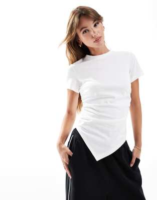 ASOS WHITE - Asymmetrisch geschnittenes T-Shirt in Weiß mit seitlicher Raffung