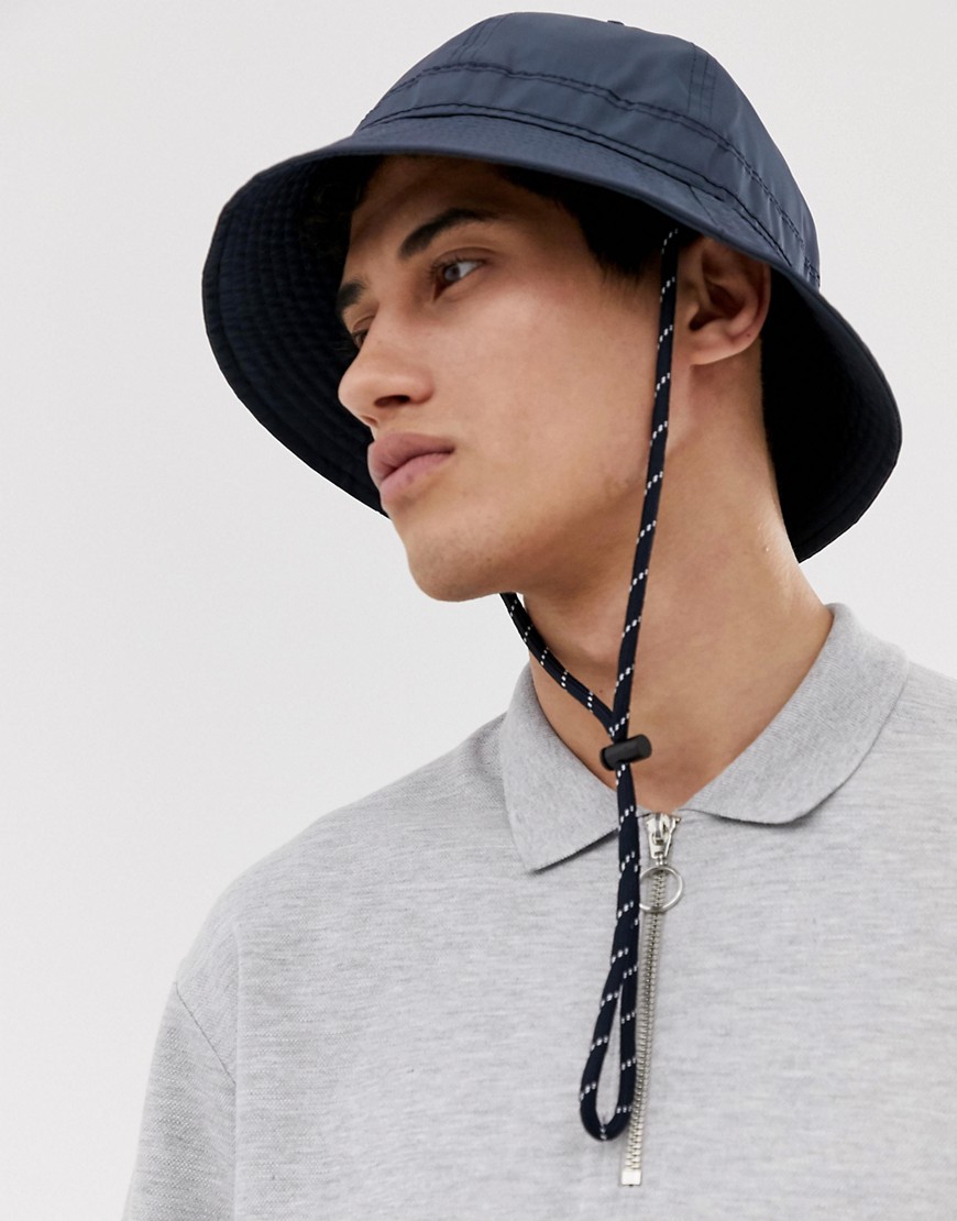 ASOS WHITE – Marinblå bucket-hatt med brett brätte