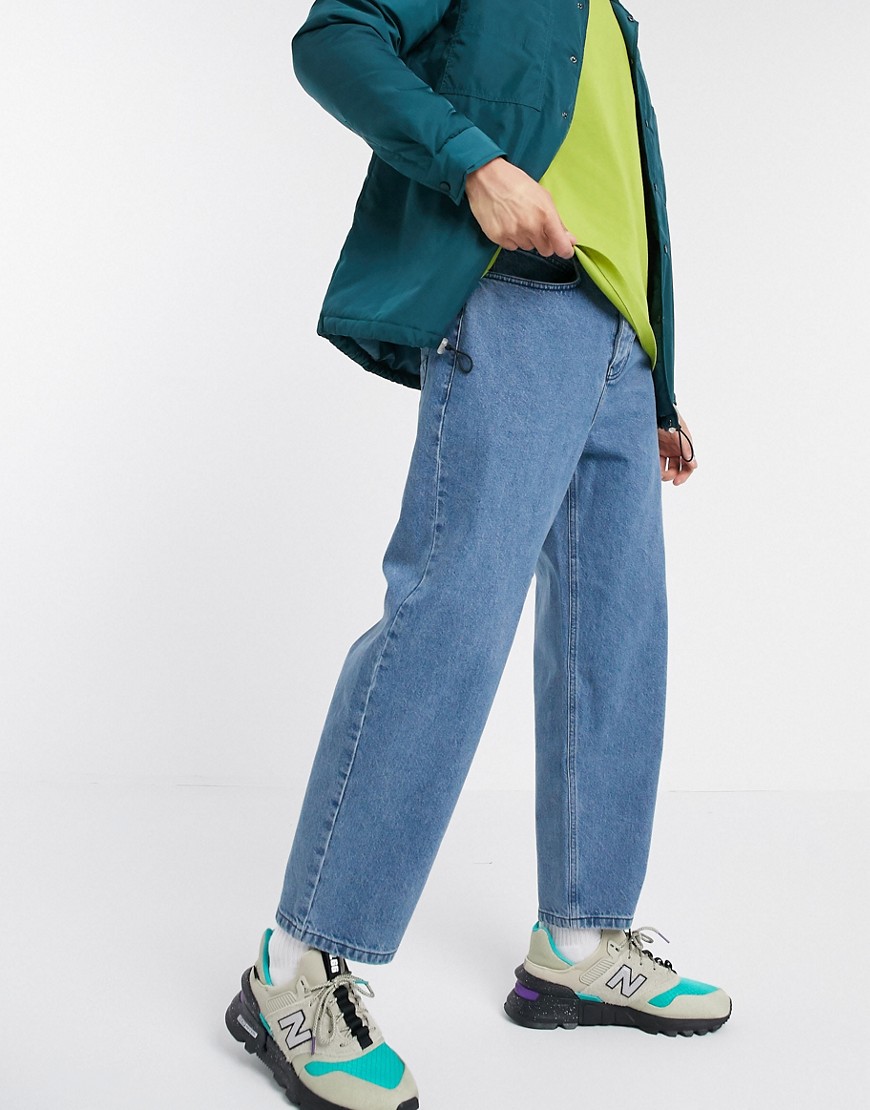 ASOS WHITE – Mellanblå jeans i barrel-design