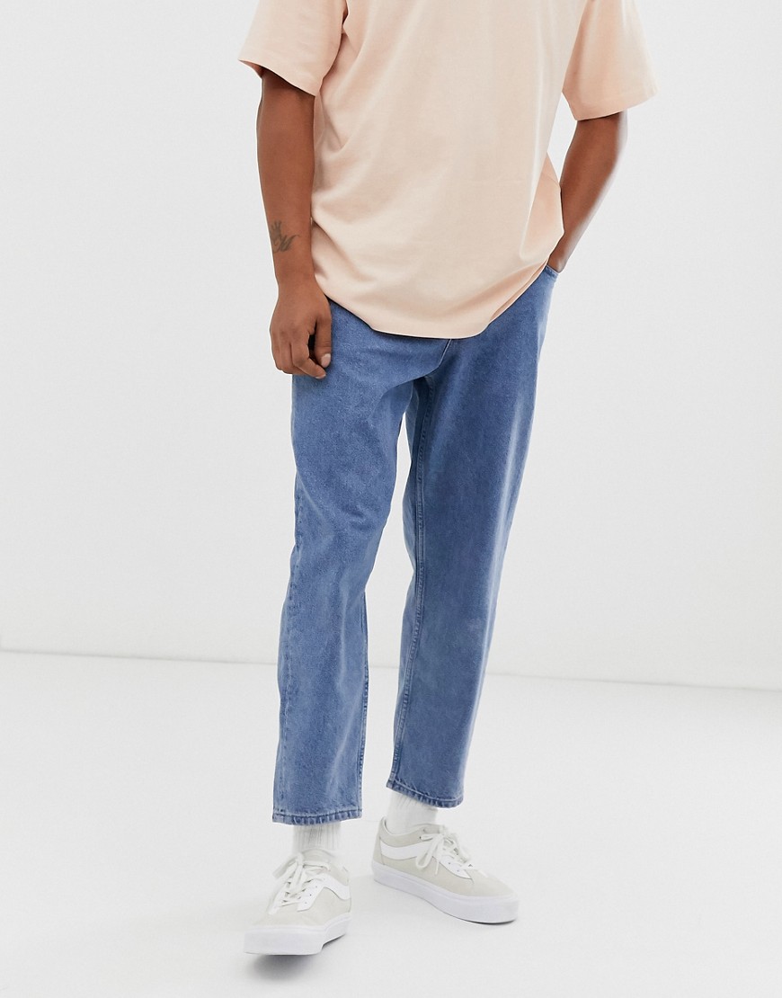 ASOS WHITE – Mellanblå jeans med avsmalnande ben