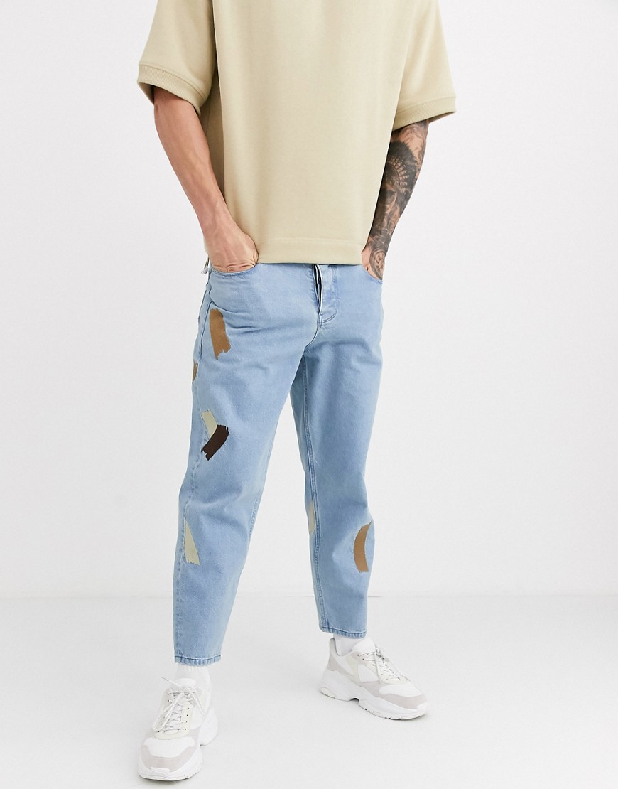 ASOS WHITE - Smaltoelopende jeans met borduursel in mid wash denim, 14 oz-Blauw