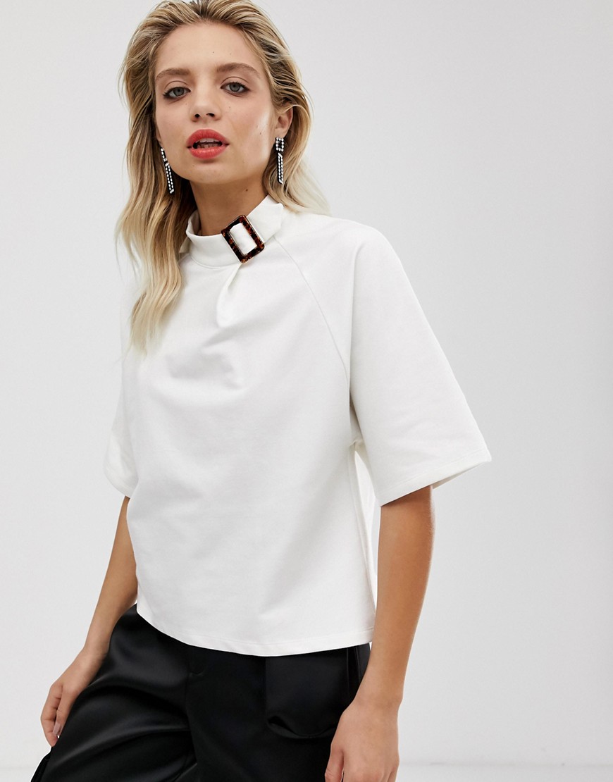 ASOS WHITE – T-shirt med hög krage och spänne-Vit