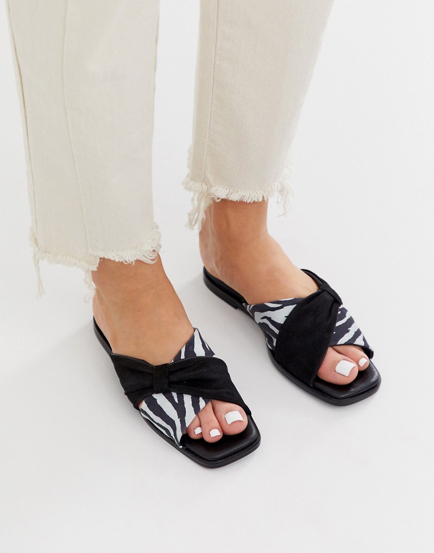 ASOS WHITE – Wallflower – Svarta och zebramönstrade platta sandaler med rosettdetalj-Flerfärgad