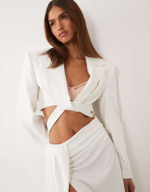 ASOS x THE SOURCED COLLECTION - Americana corta color crema cruzada