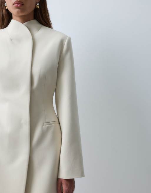 ASOS X THE SOURCED COLLECTION Blazerkleid mit Rückenausschnittdetail in Cremeweiß, 2 von 5