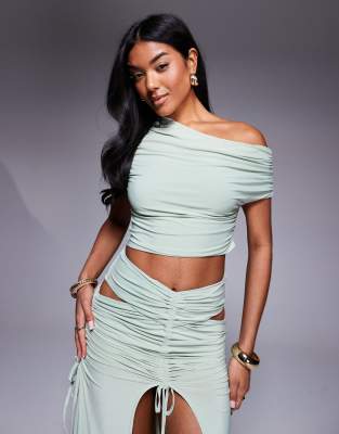 ASOS x THE SOURCED COLLECTION - Drapiertes, schulterfreies Oberteil in Salbeigrün