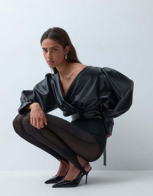 ASOS X THE SOURCED COLLECTION flagermusærmet slå om-top i sort imiteret læder, 2 af 5