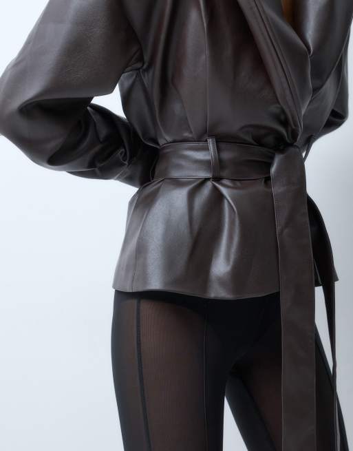 ASOS X THE SOURCED COLLECTION giacca peplo con maniche a pipistrello in similpelle marrone, 4 di 5