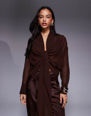 ASOS X THE SOURCED COLLECTION - Hemdbluse in Braun mit Bindedetail-Brown