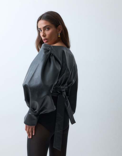ASOS X THE SOURCED COLLECTION top cache-cœur à manches chauve-souris en imitation cuir noir, 4 de 5