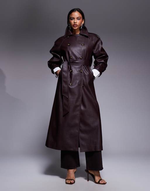 ASOS X THE SOURCED COLLECTION - Trenchcoat van imitatieleer in bordeauxrood