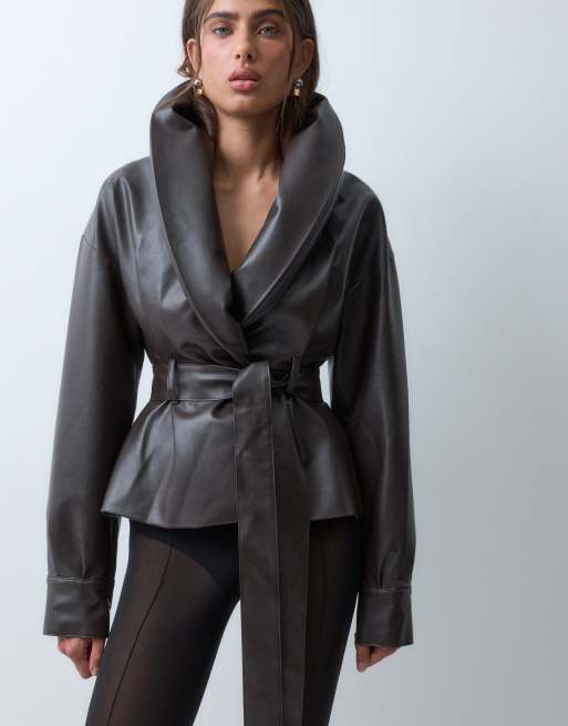 ASOS X THE SOURCED COLLECTION veste peplum à manches chauve-souris en imitation cuir marron, 5 de 5
