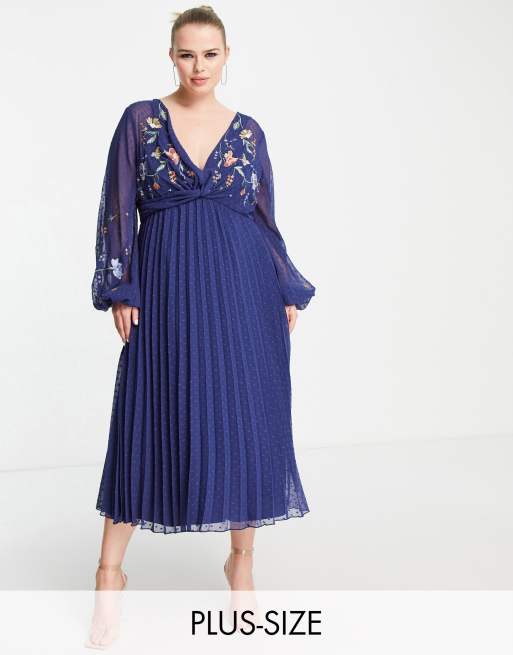 ASOS DESIGN Curve - Robe mi-longue plissée et torsadée sur le devant à pois et broderies - Bleu marine
