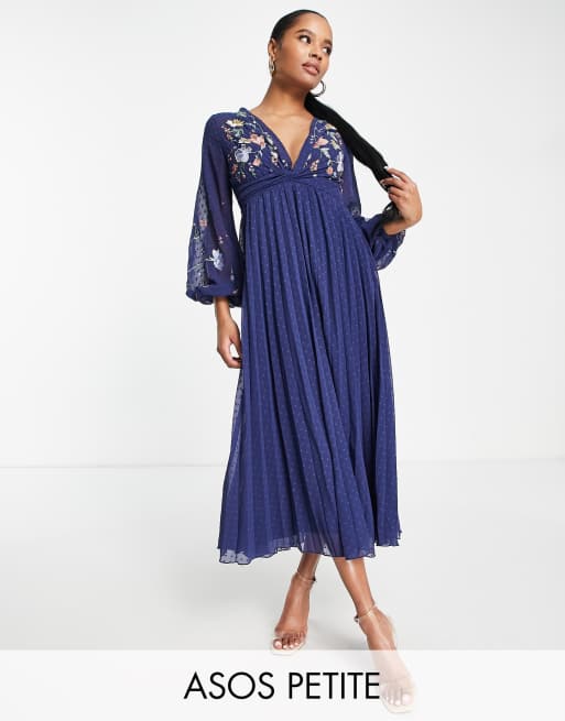 ASOS DESIGN Petite - Robe mi-longue plissée et torsadée sur le devant à pois et broderies - Bleu marine