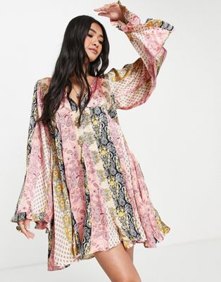 Robes Robe babydoll courte style années 70 à imprimé avec ourlet à godets et manches évasées