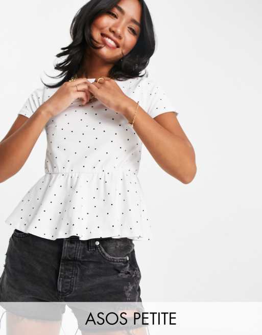 ASOS DESIGN Petite - Top à basque ajusté avec manches courtes et motif à pois