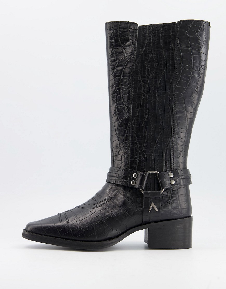 ASRA Khloe - Knæstøvler i western-stil i præget, sort læder med krokodillemønster