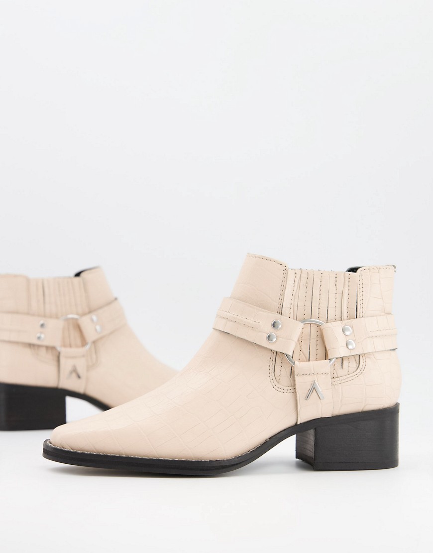 ASRA – Mariana – Benvita boots med remdetalj i krokodilmönstrat läder