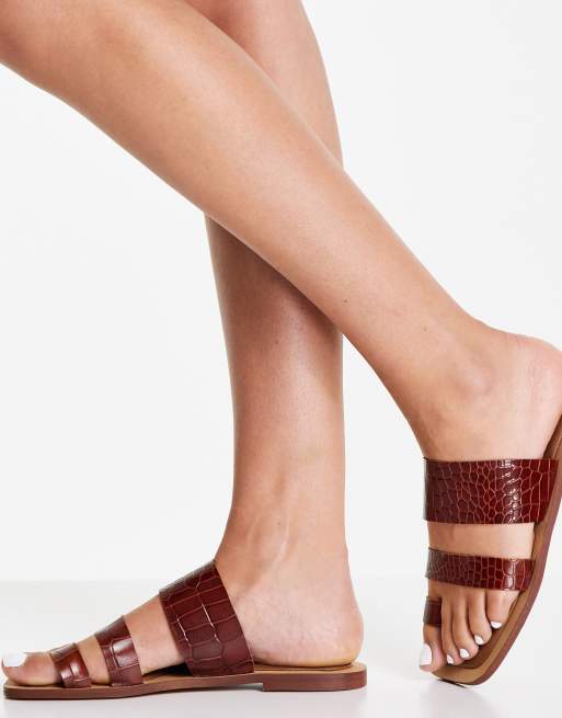 ASRA - Sabrina - Platte sandalen met teenlusje en croc-motief in bruin