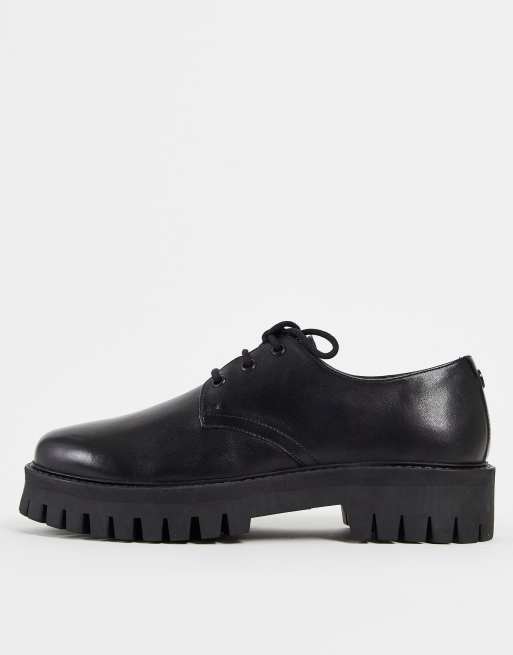 Asra – Treat – Schnürschuhe aus schwarzem Leder mit dicker Sohle