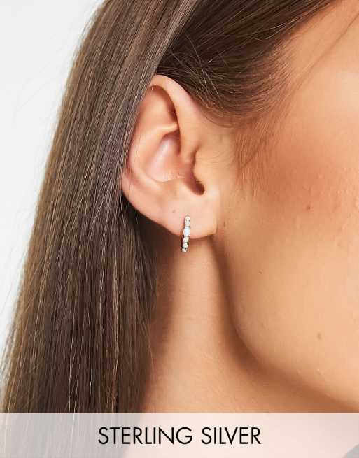 Astrid & Miyu - 18k vergulde huggie oorbellen met opaalsteentjes in oplopende grootte in sterling zilver