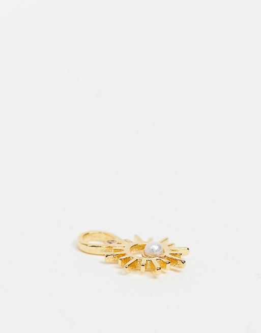 Astrid & Miyu – Charm Collection – Goldfarbener Anhänger für Ohrringe mit Sonnendesign und Kunstperle, 3 von 4