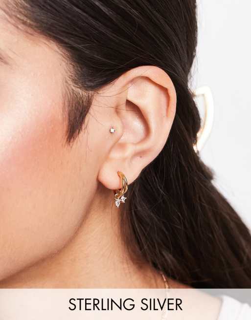 Astrid & Miyu – Mit 18 Karat vergoldete kleine Creolen aus Sterlingsilber mit Anhängern mit Himmelsmotiven 