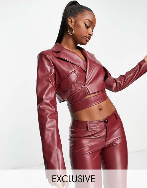 ASYOU – Blazer aus PU in Weinrot mit kurzem Schnitt und Schnallendetail