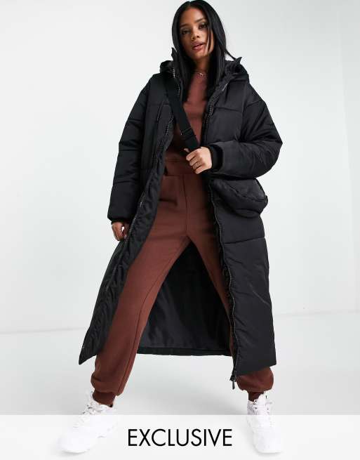 ASYOU - Cappotto imbottito lungo nero in raso con cintura e borsa 